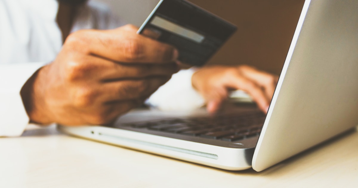 Stripe vs PayPal 跨境收款全面对比：费率、到账速度、风控差异